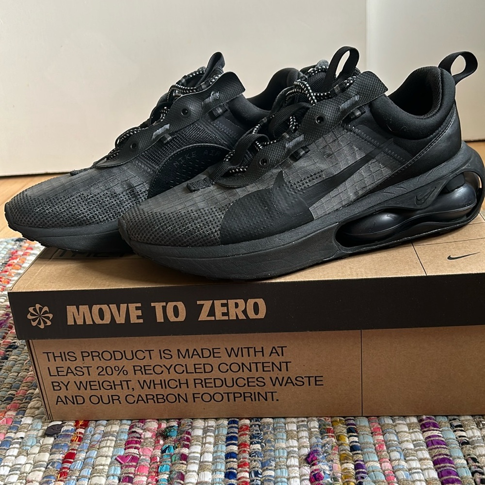 Nike Air Max 2021 - size 10